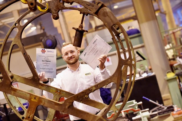 勵志(zhì)人(ren)生(sheng)：從(cong)焊工(gong)到(dao)英國(guo)考文(wén)垂大(da)學(xué)優(you)秀畢業生(sheng)